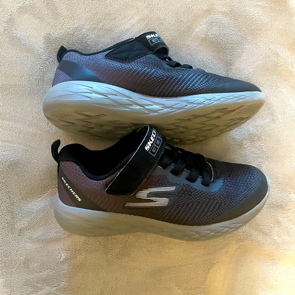 Like new Skechers Kids' GoRun Sneakers, size 1